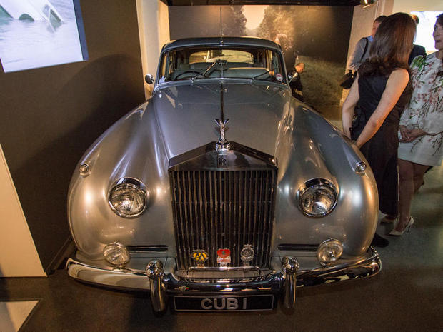　「007美しき獲物たち」で、ゴッドフリー・ティベット卿役のPatrick MacNeeがボンドを自動車で案内する際に運転した、1962年式「Rolls Royce Silver Cloud II」。この自動車と6.2リッターV8エンジンは、ボンドシリーズのプロデューサーで「Cubby」の愛称をもつAlbert R. Broccoli氏が所有していたもので、写真のようなナンバープレートがついているのはそのためだ。
