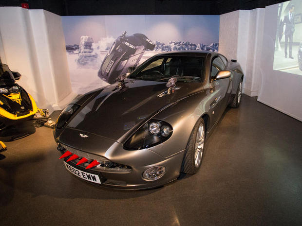 　Aston Martin V12 Vanquishには、ステレオ、V12エンジン、ロケットといった相変わらずの特殊装備が搭載されている。 