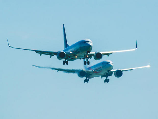 　2機の民間ジェット旅客機が、サンフランシスコ国際空港の平行滑走路28Lと28Rに着陸しようとしている。2014年3月20日に撮影された。