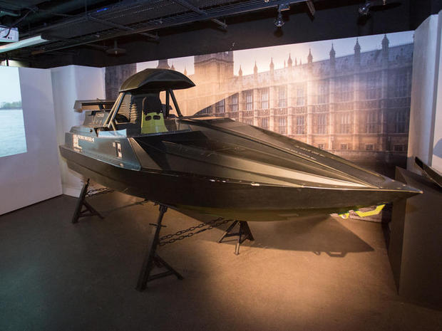 　この「Q Boat」は、「007ワールド・イズ・ノット・イナフ」冒頭のテムズ川での派手なボートチェイスに登場した。