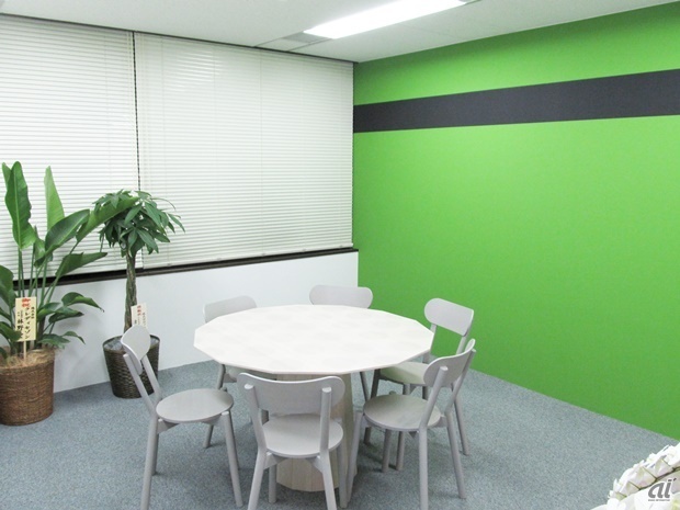 　まずは「フラワーショップ」がテーマという部屋。緑色の壁面には、クレジットカードをモチーフとしたデザインが施されています。壁の塗装は“職人泣かせ”だったそう。