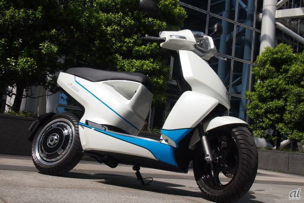 　テラモーターズが今夏に販売する予定の新型電動バイク「A4000i」を試乗する機会を得たので、写真と共にレポートする。試乗したのは試作モデルで、量産開始は6月末を予定しているという。ボディカラーはホワイトで、ブルーのアクセントが印象的だ。