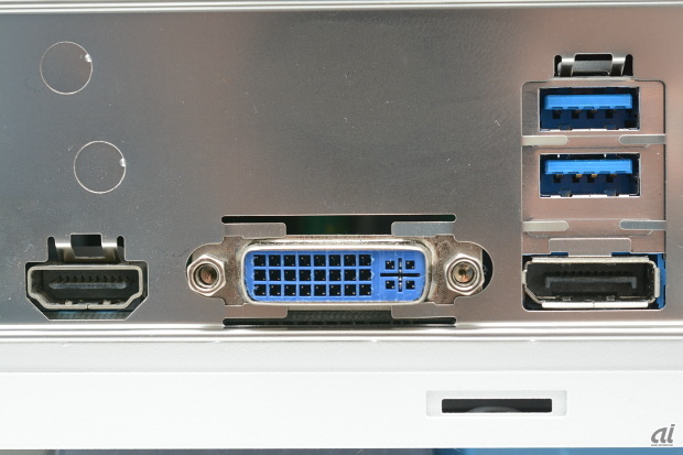 DVI（中央）やHDMI（左）では4Kに対応しない場合がほとんど。DisplayPort（右）がある最新機種で対応する可能性が高い