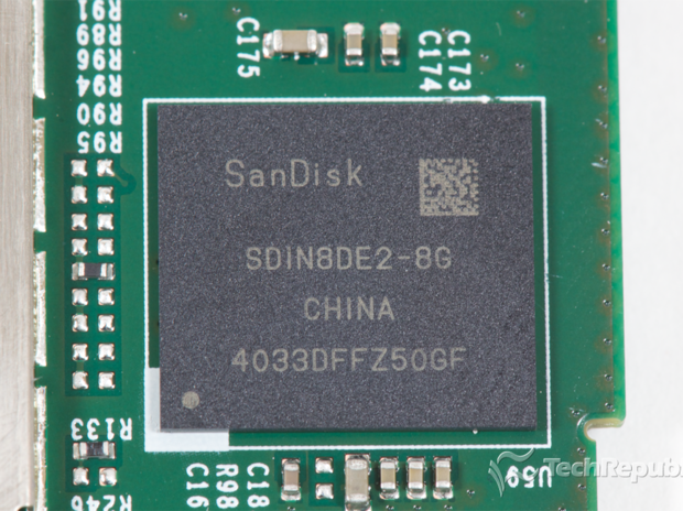　SanDiskの8GバイトNANDフラッシュ「SDIN8DE2-8G」。