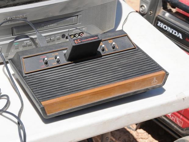 　制作会社はテレビを「Atari 2600」およびプレイ可能なE.T.ゲームとともに設置した。残念ながら、これは埋め立て地から発掘されたカートリッジではない。制作会社は発見したゲームのいくつかについて、まだ動作するかをテストしたが、それに関する情報は映画で特別に公開するものとして秘密にしておくことを決めた。