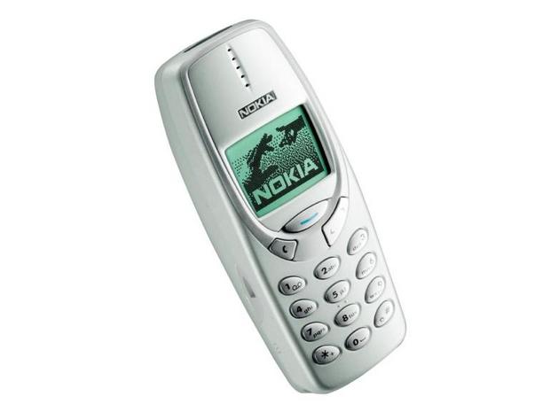 「Nokia 3310」
2000年発表

　人気の高かった1999年発売の「Nokia 3210」をベースにして作られたNokia 3310には、音声ダイヤル機能や、取り換え可能なカバーが搭載され、ユーザーフレンドリーなデザインが採用されていた。
