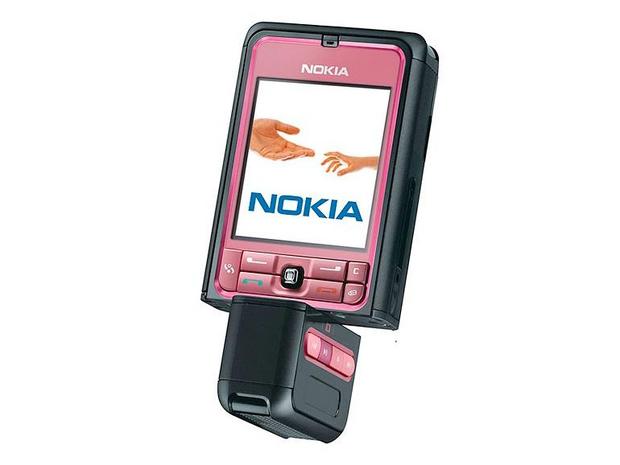 「Nokia 3250」
2005年発表

　音楽用に作られたNokia 3250は、数字入力キーパッドと専用音楽コントローラの面を回転させられる、独自のツイストデザインを採用していた。その上、色はピンクだった。メモリカードに最大で2Gバイトの音楽を保存することができ、カメラのレンズを回転させれば、簡単に写真を撮ることができた。
