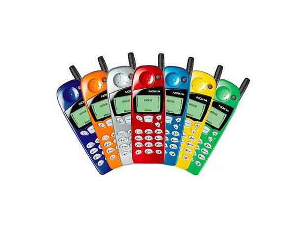 「Nokia 5110」
1998年発表

　21世紀が近づくころ、ほとんどの人がNokia 5110を持っているように思えた。実際に、これは筆者が手にした初めての携帯電話だった。作りがしっかりしていて、ほとんど壊れることがない、このキャンディバー型の携帯電話では、その外側のカバーをさまざまな色の新しいカバーと取り換えることができた。「Nokia 232」は、この製品よりも少し前のバージョンで、1994年に発売された。
