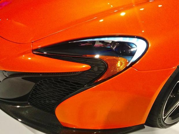 　ヘッドライトは、McLarenのロゴに見られる「カーブ」の形が反映されている。