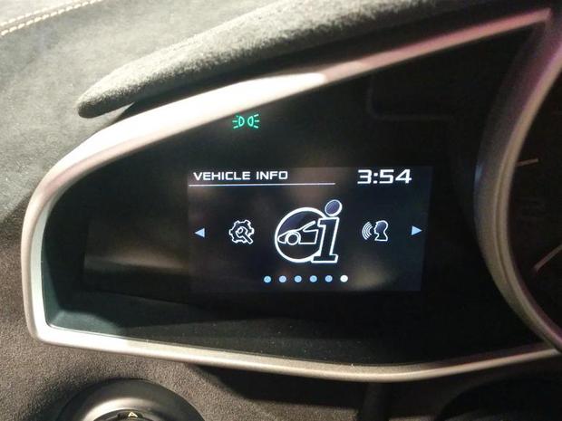 　左側の液晶ディスプレイは、自動車の情報や、音声コマンド情報など、さまざまな情報を表示するように設定可能だ。