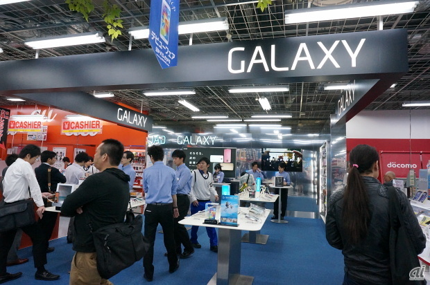 　サムスン電子ジャパンは発売を記念し、「GALAXY SHOP」を設置している家電量販店にて2万円相当を還元する特典を提供している。対象となるのは9店舗。