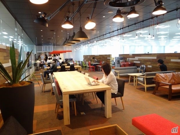　オフィスエリアには、最大60人まで入れる休憩スペースも。カフェのようなゆったりとした雰囲気を追求したそうです。