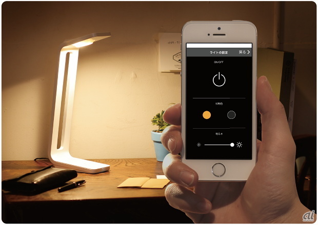 　PFUは5月21日、iPhone用のスキャナ機能が付いたデスクライト「SnapLite」を発表した。SnapLiteは高輝度なLED照明を備え、専用アプリと連携することでカメラの角度や手ぶれ、影の映り込みなく美しく撮影できるのが特長だ。普段はデスクライトとして使用でき、電球のような暖かい色とニュートラルな白い色の2色を切り替えられる。操作は本体のボタンをタッチするほか、iPhoneアプリからも行える。