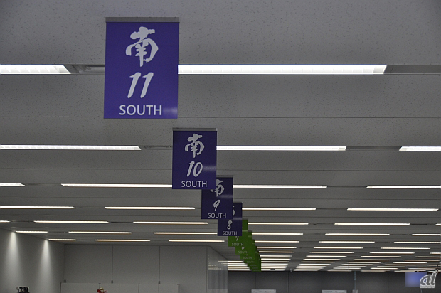 　天井には「南○」と書かれた目印も。文字のデザインは社員が担当。英字のフォントは、空港などで使われている視認性の良いものにこだわったのだとか。奥に行くと「東○」となっていました。