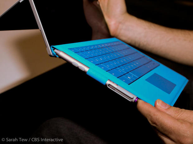 　このペンは、本物のペンのようにスクリーンと手の両方に感触が伝わるように設計されている。256段階の筆圧を検知できるので、Surface Pro 3に文字を書いたときの反応は紙に文字を書くときと同じだ、とMicrosoftは約束している。