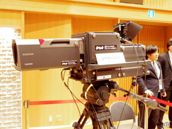 　8K SHVで撮影ができる「シアターカメラ」。暗いシーンに強い高感度撮影と静音性に優れ、劇場公演の撮影に最適としている。技研公開では、ミラノ・スカラ座公演「リゴレット」を撮影した映像を視聴できる。