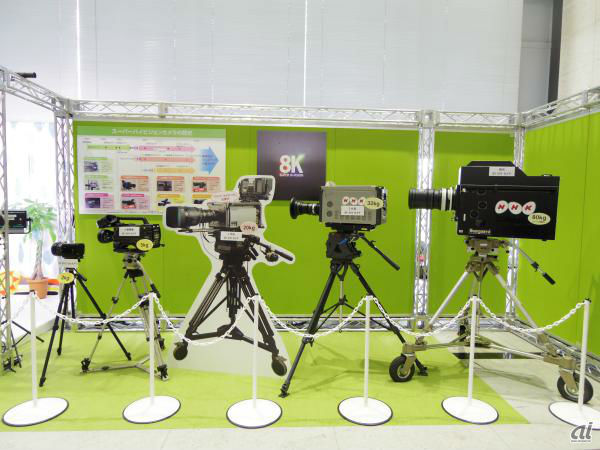 　8K SHVカメラの進化の過程。右のものが初代機で、重量は約80kg。