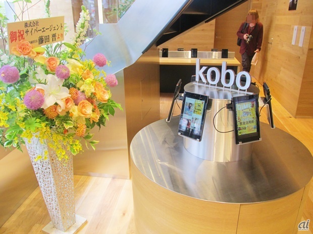 　1階中央はAndroidタブレット「Kobo Arc 7HD」の展示スペース。この端末は1階全席と2階のカウンター席にも置かれており、雑誌などのコンテンツを自由に読める。
