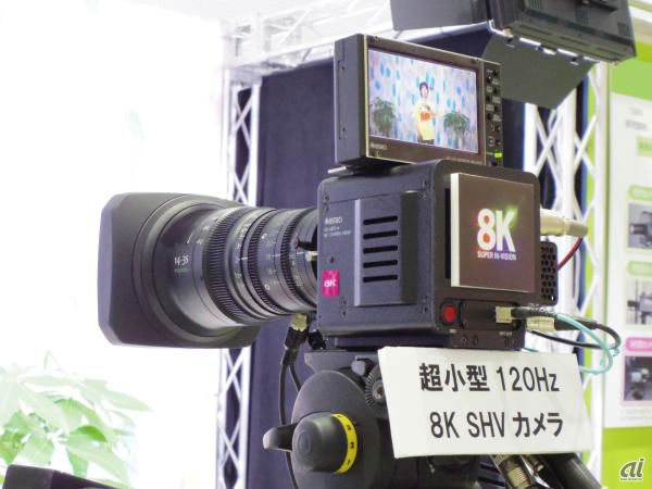　2014年に公開された8K SHVカメラ。フレーム周波数は120Hzで、スポーツなど動きの速い被写体も鮮明に撮影できる。カメラヘッドの大きさは高さ12.5cm×幅15.1cm×奥行き13.5cmで、重量は約2kg。新開発の3300万画素120Hz単板カラーCMOSイメージセンサを搭載する。
