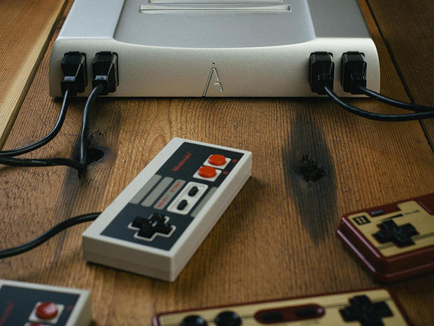 　Analogue Interactiveは、新品の初代NES用コントローラー、改造された安価なコントローラ、改造されたファミコン用コントローラも販売しており、Analogue Ntの4つのポートを使ってマルチプレイを楽しむことができる。