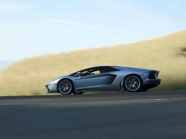 0-100

　Lamborghiniによれば、時速62マイル（時速100km）までわずか2.9秒しかかからない。Aventadorの最高速度は時速217マイル（350km）だ。