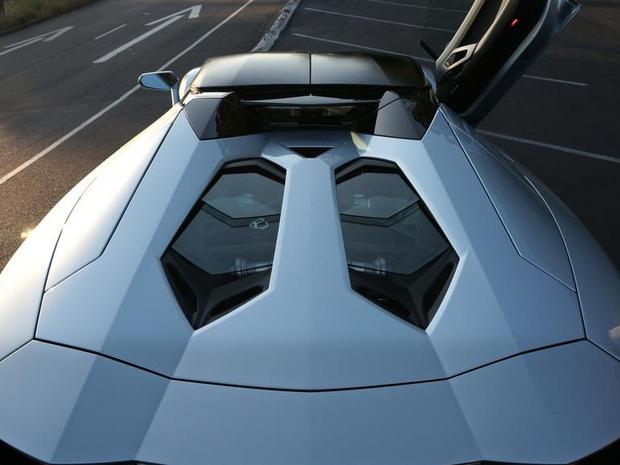 エンジンカバー

　Aventadorのボディはカーボンファイバ製モノコック構造の上に、主にアルミパネルが使用されている。カーボンファイバ製エンジンボンネットの下にはエンジンルームが見えるようになっている。