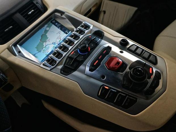 形と機能性

　Aventadorのセンタースタックは、もっと合理的に作られているべきだ。ボタンは見た目重視で並べられており、使いたい機能をすぐに見つけるのは難しい。