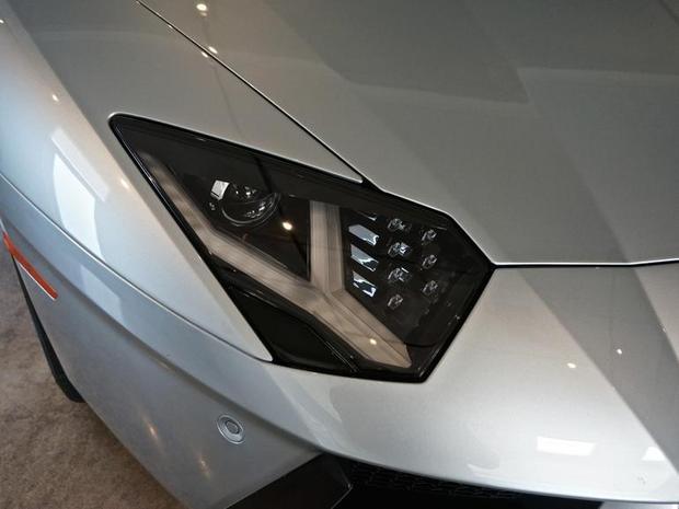 六角形のヘッドライト

　エクステリアの発光部には、ほとんどの場合LEDが使われており、その形状は蜂の巣をモチーフにした六角形になっている。六角形は、この車のデザインの至るところで繰り返し使われている。