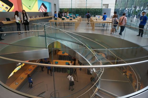 　中央には、地下に続く階段がある。この階段は、ガラスとスチールで構成されている。