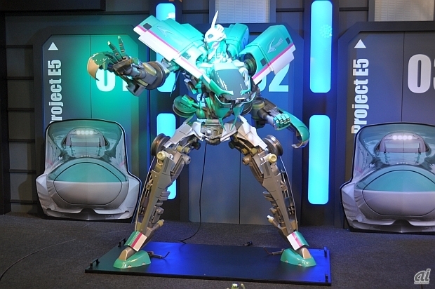 　JR東日本企画では、新幹線E5系がモチーフで、ロボットに変形するという夢を具現化したキャラクターが展示されていた。