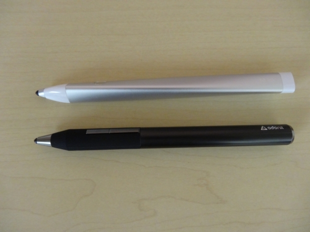 　Adonitの新しいスタイラス「Jot Touch with Pixelpoint」（写真下）との比較。Inkは長さ144 mm。Jot Touch with Pixelpointは長さ139.7 mm。