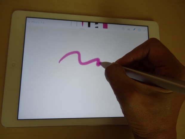　Inkのペン先部分は、Adonitの「Pixelpoint」テクノロジを採用した感圧式となっており、2048レベルの筆圧感知が可能。写真は、Adobeのフリーフォーム描画用スケッチングアプリ「Adobe Sketch」を使用して試し書きをしたところ。