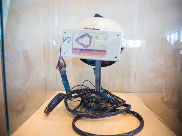 　1991年当時のウェアラブル技術。Virtual Researchによる「Flight Helmet」。
