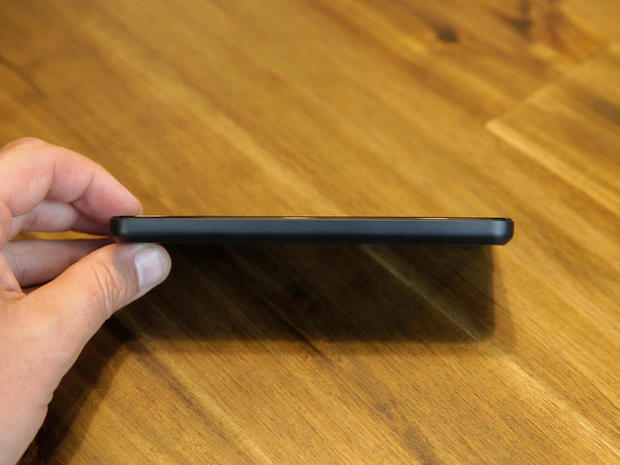 　Fire Phoneの厚みは0.35インチちょうど（約8.9mm）で重さは5.64オンス（約160g）となっている。これは「iPhone 5s」よりも厚く、重いが極端にというわけではない。iPhone 5sの厚さは0.3インチ（約7.6mm）で重さは3.95オンス（約112g）。