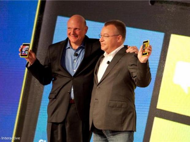 　iPhoneは今も大きな成功を収めているが、Appleの競合各社は自社のスマートフォンをヒット製品にする取り組みを続けている。iPhone 5s発表の数日前、Nokiaは携帯電話事業をMicrosoftに売却する計画が事実であることを認めた。当時MicrosoftのCEOを務めていたSteve Ballmer氏（左）はこの買収について、「未来への大胆な一歩」と述べた。
