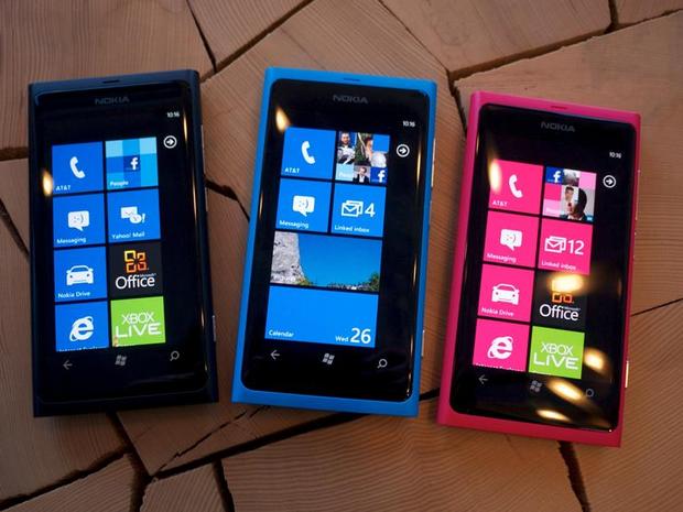 　アンテナ問題があったにもかかわらず、iPhone 4はヒットした。しかし、2010年にはスマートフォン分野に新たなライバルが登場した。Microsoftの「Windows Phone」OSはカラフルで使いやすく、苦境に立っていた携帯電話大手Nokiaに採用された。