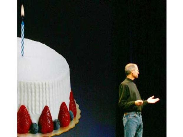 　iPhoneの登場から1年後、AppleのSteve Jobs氏は同スマートフォンの誕生を祝った。