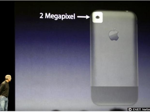 　初代iPhoneは2メガピクセルのカメラを搭載していたが、3Gやコピー＆ペーストなどの重要な機能がなかった。バッテリを取り外せないことも論争を呼んだ。