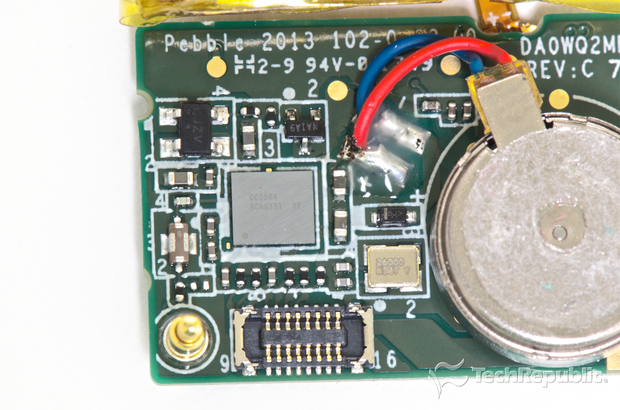 　Texas Instrumentsの「CC2564」Bluetoothコントローラおよびバイブレーションモータ。