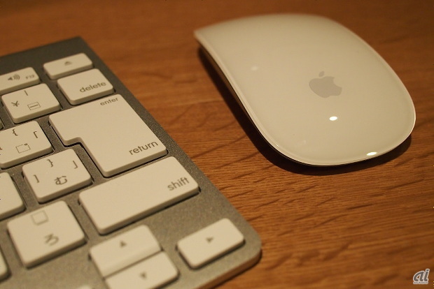 付属のキーボードとマウスはAppleの標準的なものだ。トラックパッドに変更しても、Bluetooth接続で煩わしいケーブルはない