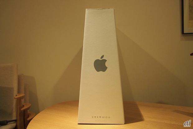 iMacの箱は、横から見ると台形になっており、独特の形状をしている