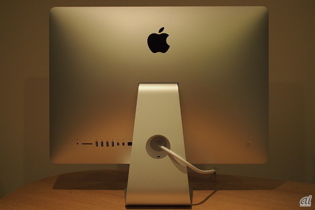 iMacの背面。ポート類は背面向かって左側に集められている。電源ボタンは右側だ