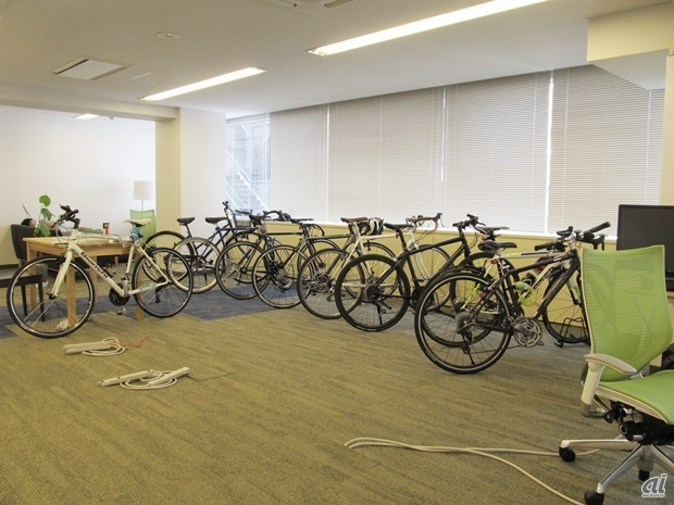　きれいに整列された自転車。freeeにはオフィスの近くに住んでいる社員が多く、また運動も兼ねて自転車通勤をしている人も多いそう。