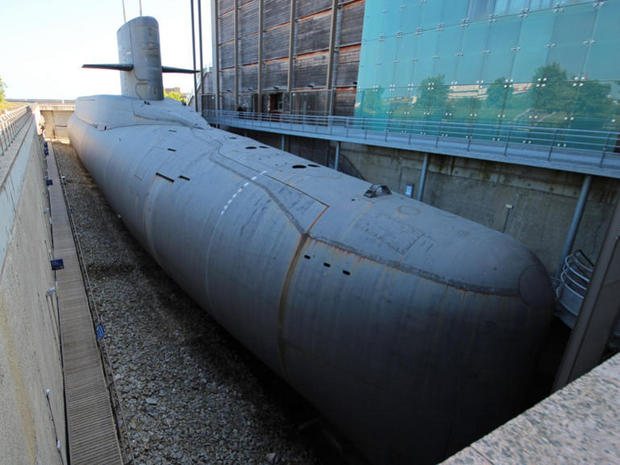　フランスの原子力潜水艦「Redoutable」は1970年代から1980年代にかけて海中で活躍し、135名の船員が何カ月も続けて乗務していた。このミサイル艇は大規模な改修を経て、現在はフランスの港町シェルブールに展示されている。本記事では、この巨大潜水艦の内部を紹介する。

　同潜水艦はこのような場所に展示されているので、全体を写真に収めるのはほぼ不可能だ。Redoutableは巨大だ、とだけ言っておこう。