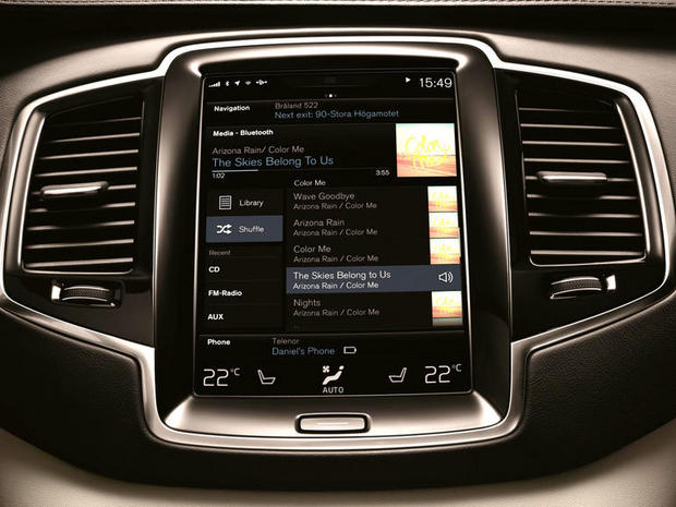 　Volvoは、Bluetoothストリーミングソースからオーディオを再生するときの拡大画面を披露した。ほかの新型自動車と同様に、Bluetooth接続機能によって、音楽ライブラリ全体の閲覧や選択が可能になっている。左側には最近使用したオーディオソースのリストが表示される。これは便利かもしれないが、Volvoは運転者が車内ですべてのオーディオソースを閲覧する方法は明らかにしていない。