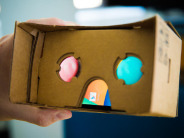 グーグル「Cardboard」で工作の時間--段ボール製VRヘッドセットの組み立て方