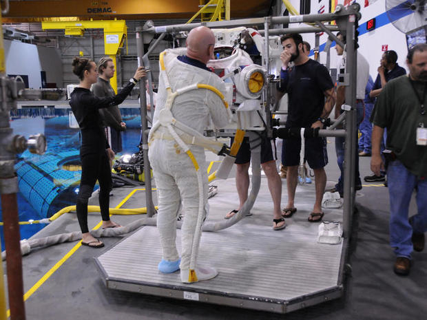 　宇宙飛行士はメインの宇宙服の内側にそれよりも薄い衣服を着用する。この衣服には、宇宙服に組み込まれたシステムと通信するための各種コンポーネントが搭載されている。