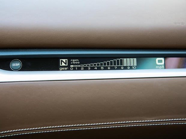 　助手席にあるオプションのこのディスプレイは、ギア、エンジン速度、車両速度を表示する。