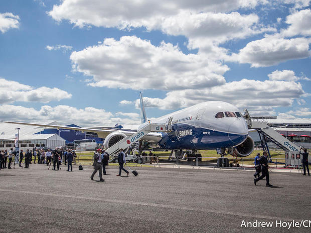 　Boeingはファーンボロー国際航空ショーで同社の「787-9 Dreamliner」を興奮気味に披露していた。