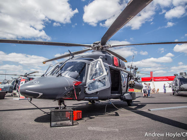 　2014年のショーで披露されたヘリコプターは、ほとんどが軍用機だ。